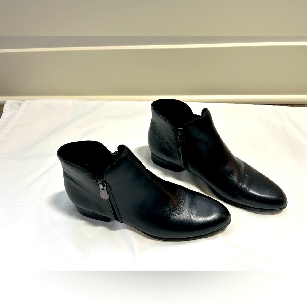 Munro Averee Leather bootie 7.5 Narrow